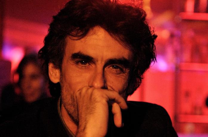Un primo piano di Thomas Trabacchi sul set di Quo Vadis, Baby?