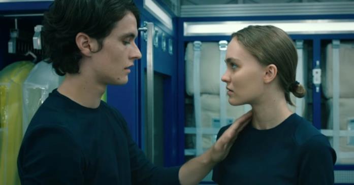 Una scena di Voyagers Lily-Rose Depp e Tye Sheridan in Voyagers