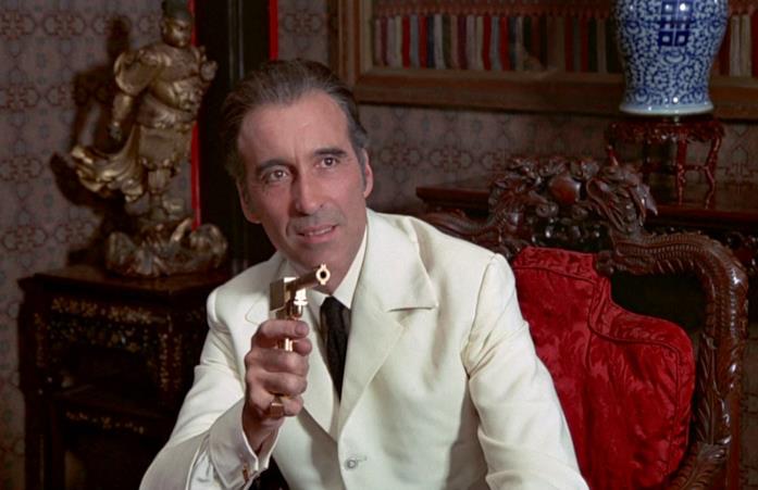 L'uomo dalla pistola d'oro, il Bond movie con Christopher Lee Christopher Lee in una scena del film