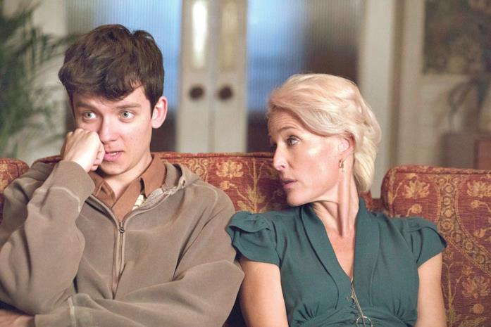 Jean e Otis in Sex Education Jean e suo figlio Otis in una scena di Sex Education
