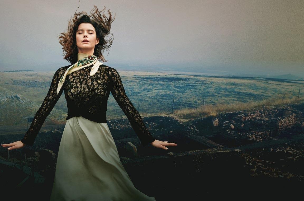 Beren Saat nel poster della serie Netflix The Gist