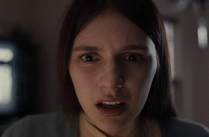 Nell Tiger Free in una scena di Servant