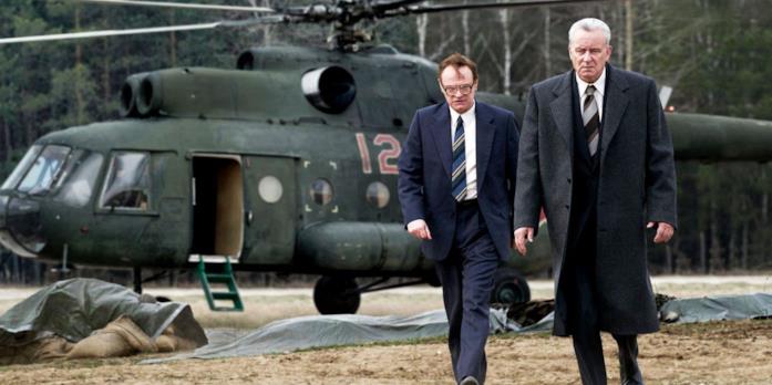 Dov'è stata girata Chernobyl? Ecco le location della serie TV Una foto di Jared Harris e Stellan Skarsgård in una scena della serie TV Chernobyl