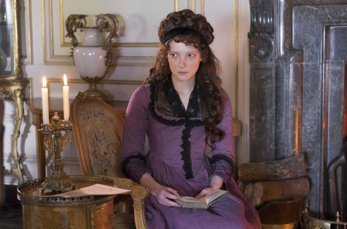 Morfydd Clark nel film Amore e inganni