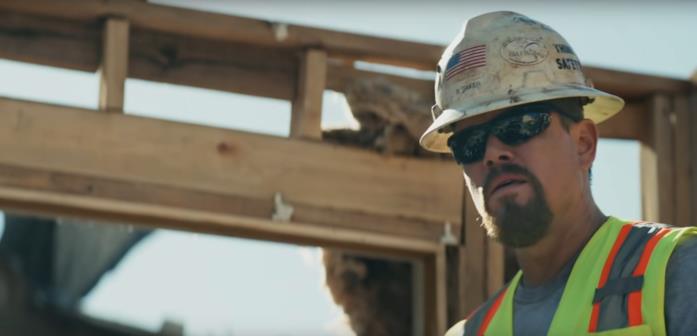 Bill Baker lavora su una piattaforma petrolifera Primo piano di Matt Damon