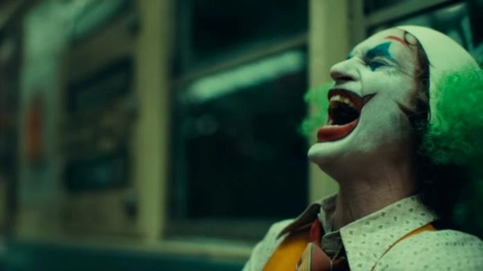 Joaquin Phoenix ride nei panni di Joker in una scena del film