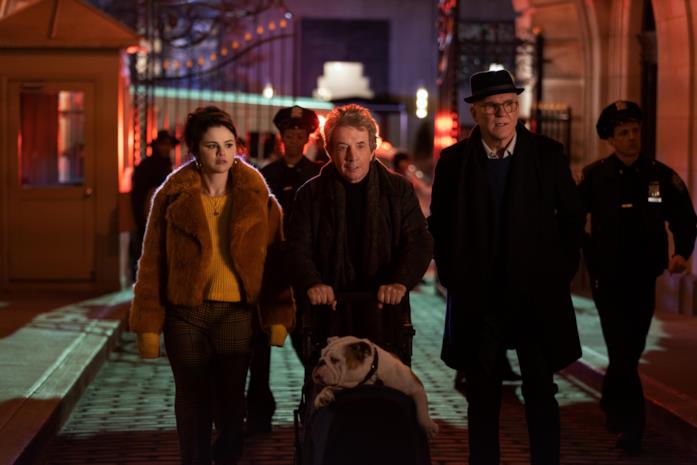 Only Murders in the Building, la serie in arrivo ad agosto su Disney+ Selena Gomez, Martin Short e Steve Martin in una scena della serie Only Murders in the Building