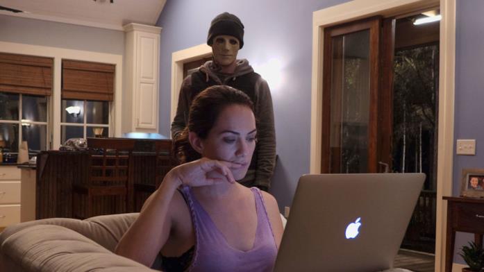 Midnight Mass, Mike Flanagan dirigerà la serie horror Netflix Kate Siegel in una scena del film Il terrore del silenzio