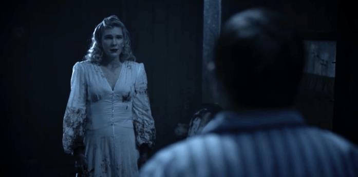 American Horror Story: 1984. Lily Rabe è La donna in bianco American Horror Story: 1984. Lily Rabe in una scena