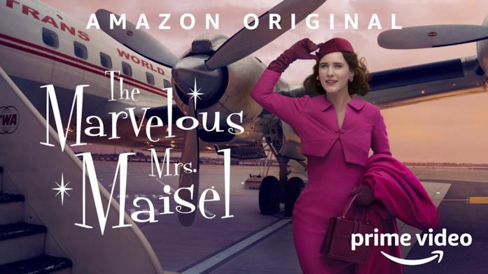 Maisel nella terza stagione Maisel al fianco di un aeroplano