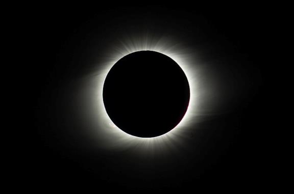 L'immagine di un'eclissi tra le nuvole