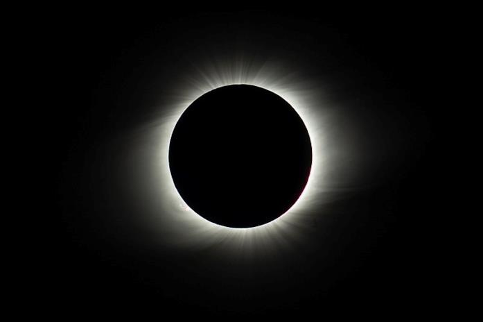 L'immagine di un'eclissi tra le nuvole