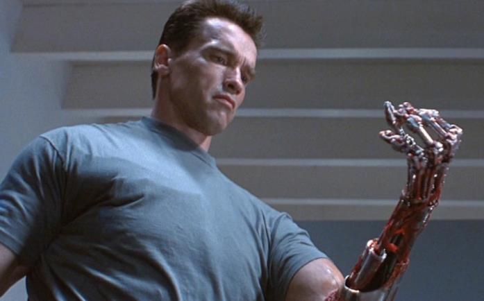 Arnold Schwarzenegger in una scena di Terminator 2 - Il giorno del giudizio