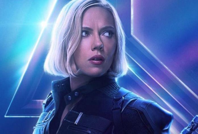 Un primo piano di Vedova Nera, nel poster di Infinity War