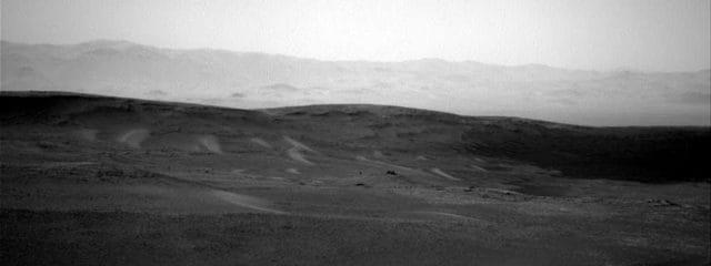 La situazione marziana prima e dopo lo scatto misterioso La superficie marziana immortalata da NAVCAM B alle ore 5:53:46 e 05:54:12