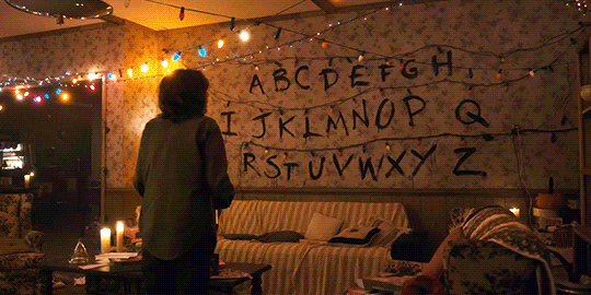 Stranger Things, Joyce comunica con Will