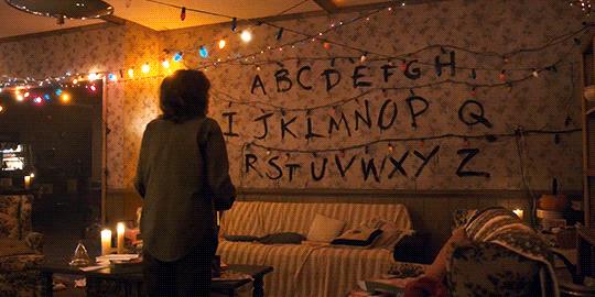 Stranger Things, Joyce (Wynona Rider) tenta di comunicare con Will attraverso le luci Stranger Things