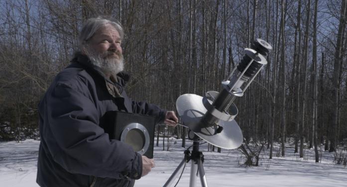 John e la musica per gli alieni: la storia dell'uomo che invia canzoni nello spazio John Shepherd in una scena del cortometraggio John e la musica per gli alieni