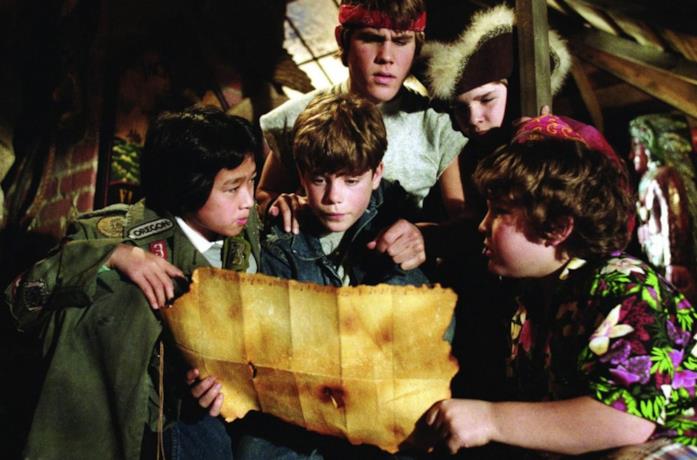 I Goonies consultano la mappa