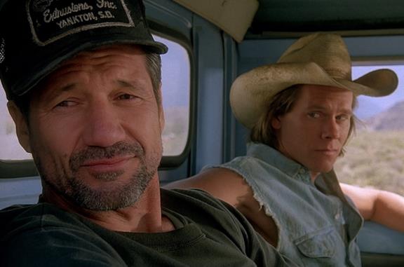 Fred Ward e Kevin Bacon in una scena del film Tremors