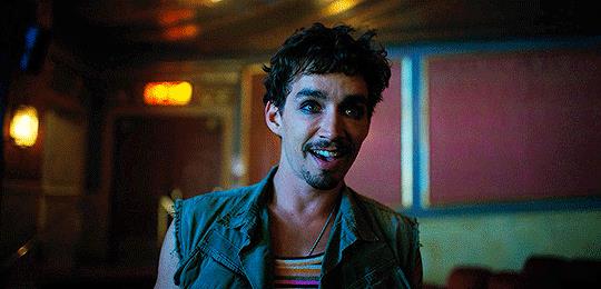 Klaus: il più scombinato degli Hargreeves Robert Sheehan è il vosto di Klaus Hargreeves