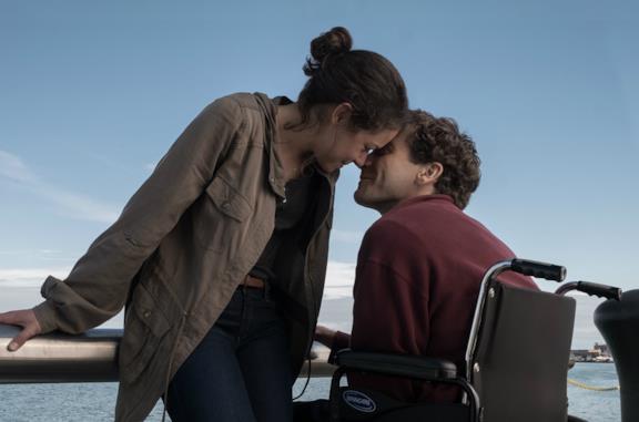 Jake Gyllenhaal e Tatiana Maslany sono Jeff ed Erin in Stronger - Io sono più forte