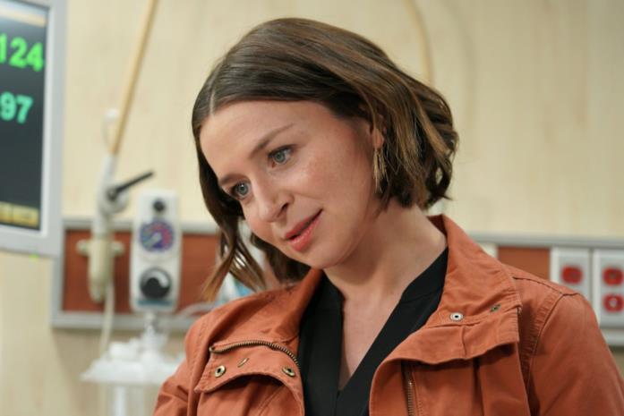 Caterina Scorsone nei panni di Amelia in una scena di Grey's Anatomy 16