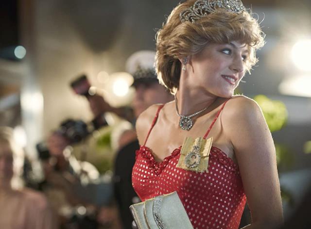 Emma Corrin in The Crown Emma Corrin nella quarta stagione di The Crown