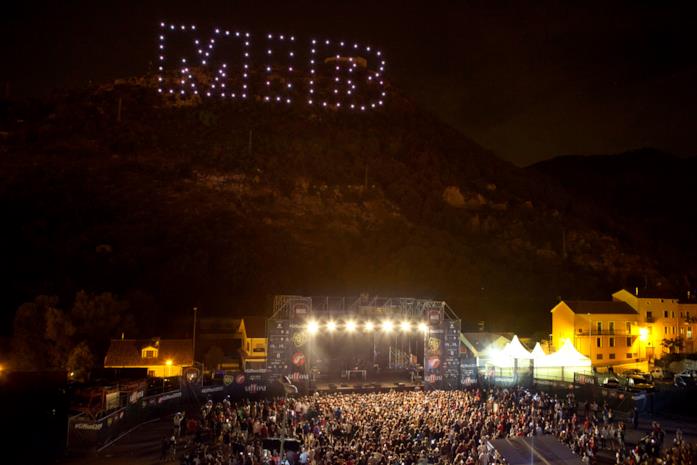 Spettacolo dei droni al Giffoni Film Festival 2019 Spettacolo dei droni al Giffoni Film Festival 2019 per la presentazione di MIB