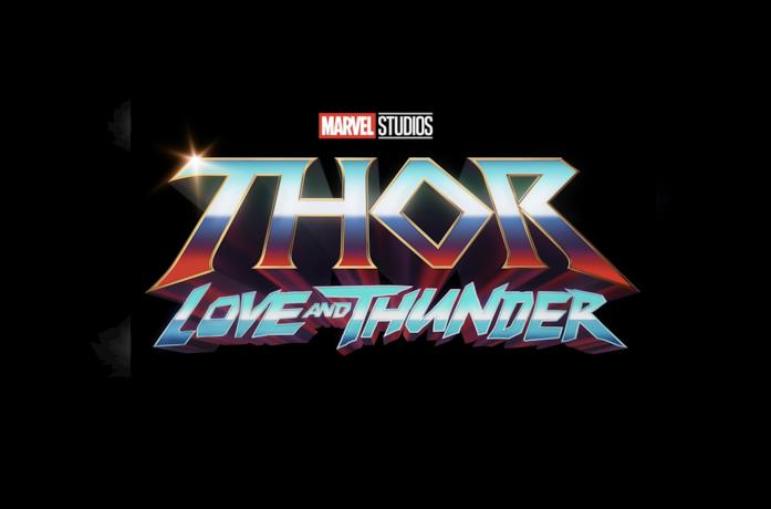 A sinistra una foto di Christian Bale, a destra il logo di Thor: Love and Thunder