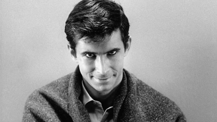 Una scena di Psycho Norman Bates rivolge un suo sorriso terrificante alla camera