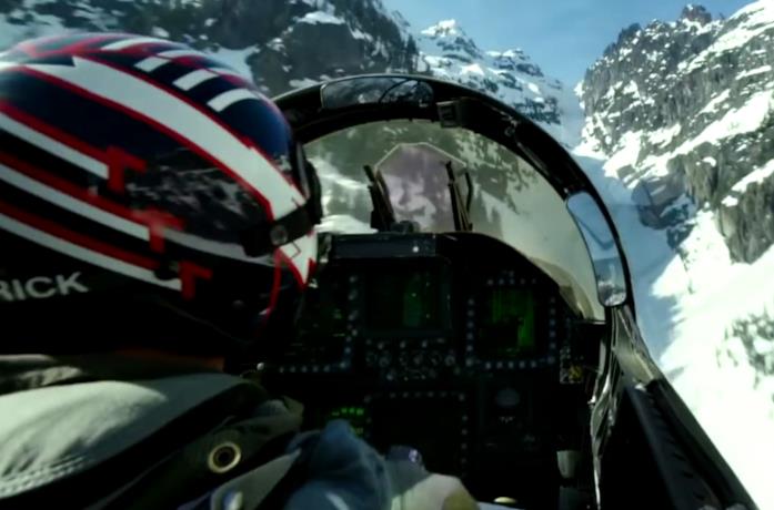 Un'immagine di Tom Cruise e Jennifer Connelly in sella a una moto