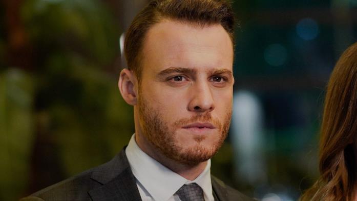 Un primo piano di Kerem Bursin in Love Is In The Air Kerem Bursin è Serkan Bolat in Love Is In The Air