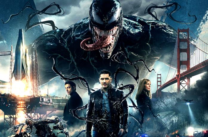 Venom con la bocca aperta e i denti affilati in bella vista
