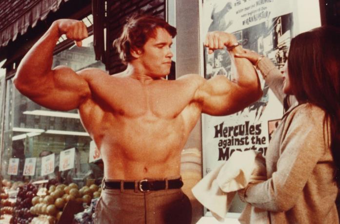 Arnold Schwarzenegger in una scena del film Ercole a New York