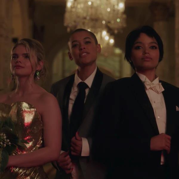 Il ballo in maschera coi vestiti iconici di Serena, Dan e Chuck Zoya, Julien e una coetanea rivale