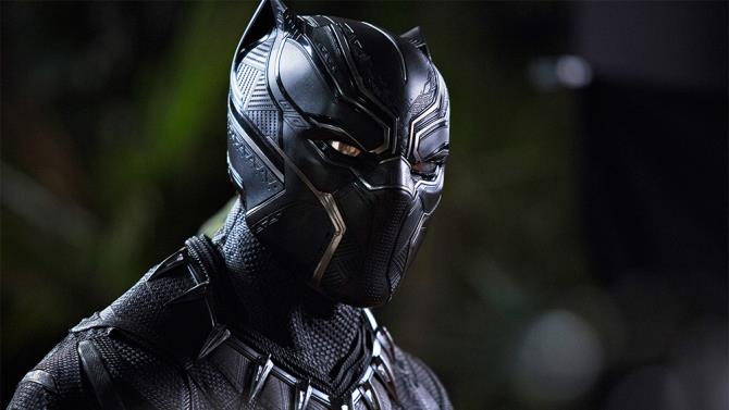 Black Panther Chadwick Boseman nel costume di Pantera Nera