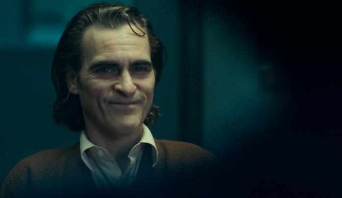 Un primo piano di Joaquin Phoenix nel film Joker