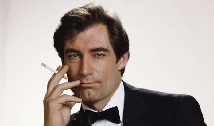 Timothy Dalton James Bond fuma