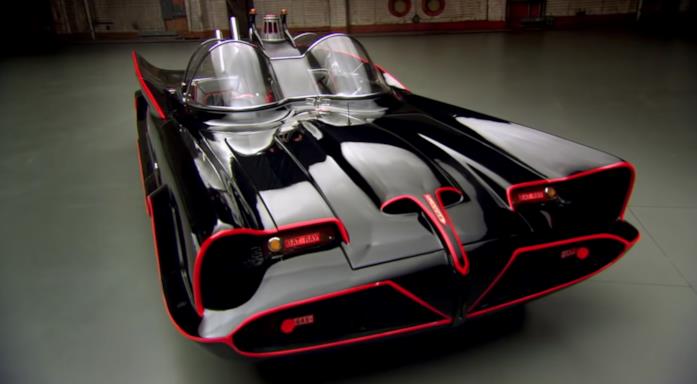 Storia dell'iconica auto di Batman La Batmobile nera con inserti rossi della serie TV anni '60