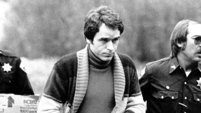 Ted Bundy e alcuni poliziotti Alcuni poliziotti con Ted Bundy