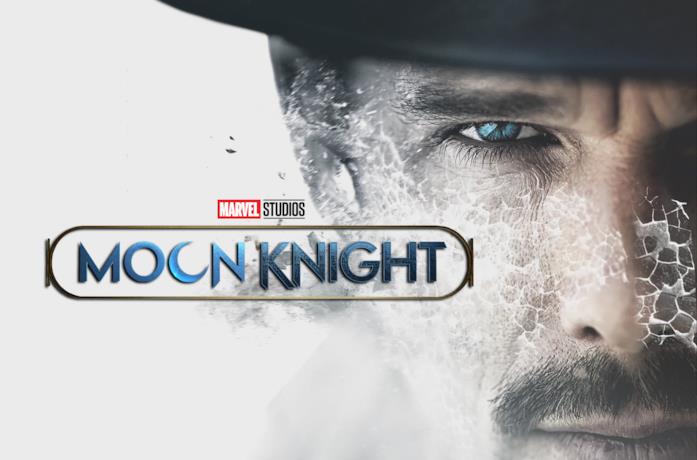 A sinistra il logo di Moon Knight, a destra Ethan Hawke in Predestination