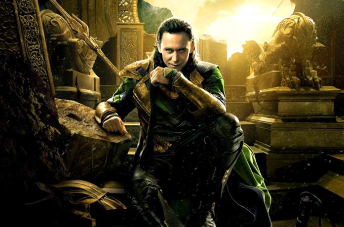 Tom Hiddleston è Loki nel Marvel Cinematic Universe Loki, con un sorriso sul volto, è accovacciato.