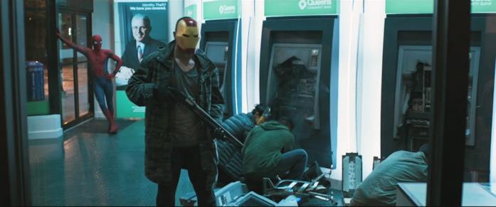 La scena di Homecoming dove Spider-Man affronta dei ladri con le maschere dei Vendicatori è ispirata ai fumetti Uno screen della scena di Homecoming dove Spider-Man affronta dei ladri che indossano le maschere dei Vendicatori
