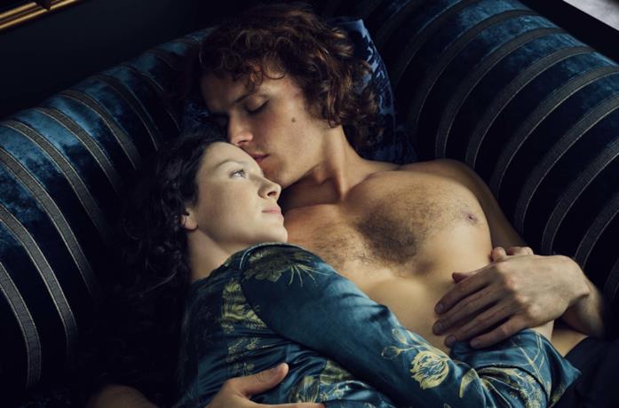 Caitriona Balfe e Sam Heughan abbracciati