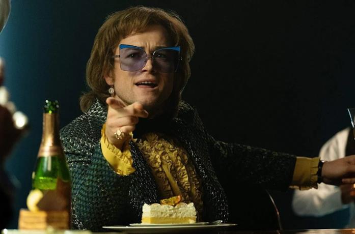 Taron Egerton negli eccentrici abiti di Elton John in Rocketman