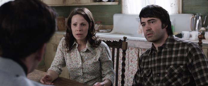 The Conjuring, i Warren condussero le indagini nel 1974 I Perron parlano degli eventi paranormali ai demonologi in una scena di The Conjuring