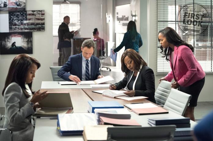 Le due guerriere di Shonda sullo stesso set Foto inedita del cross over tra Scandal e Le Regole del delitto perfetto