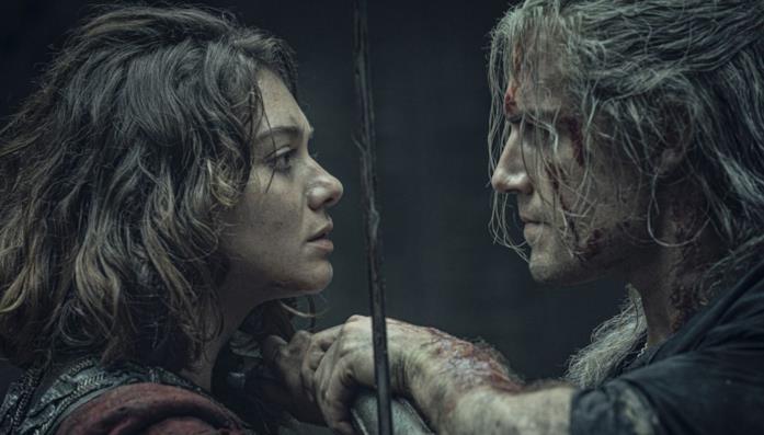 Critica entusiasta di The Witcher: i primi commenti dopo l'anteprima Henry Cavill ed Emma Appleton in una scena da The Witcher