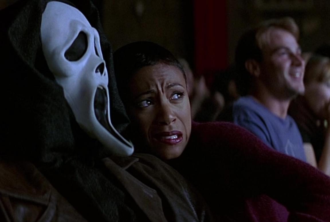 Ghostface di Scream e una delle sue vittime